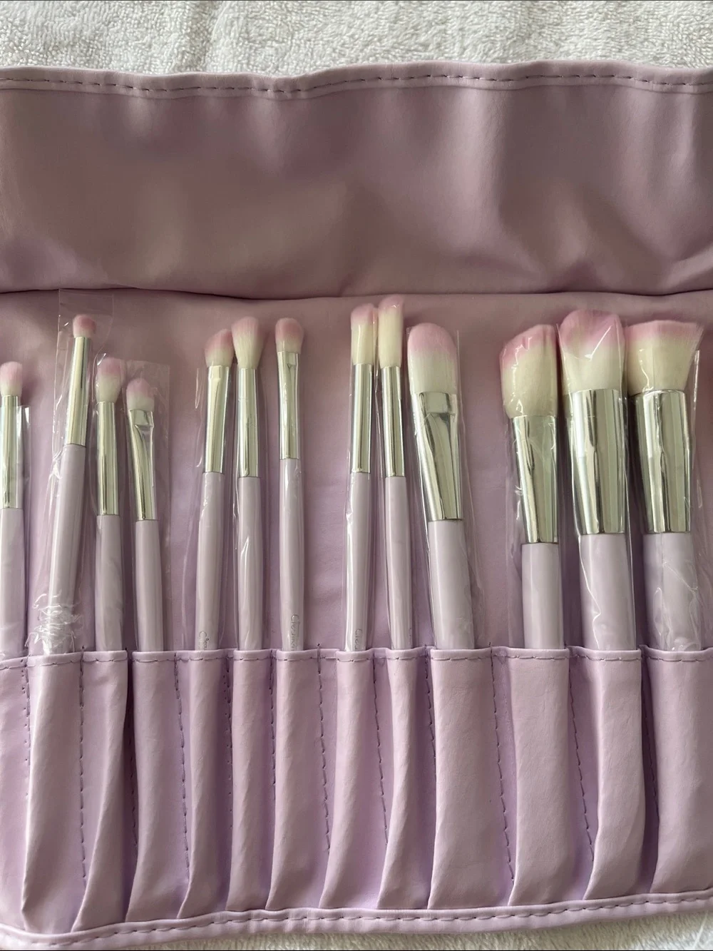Beauty Creations Makeup Brushes Kit 24 PC - Marshmellow